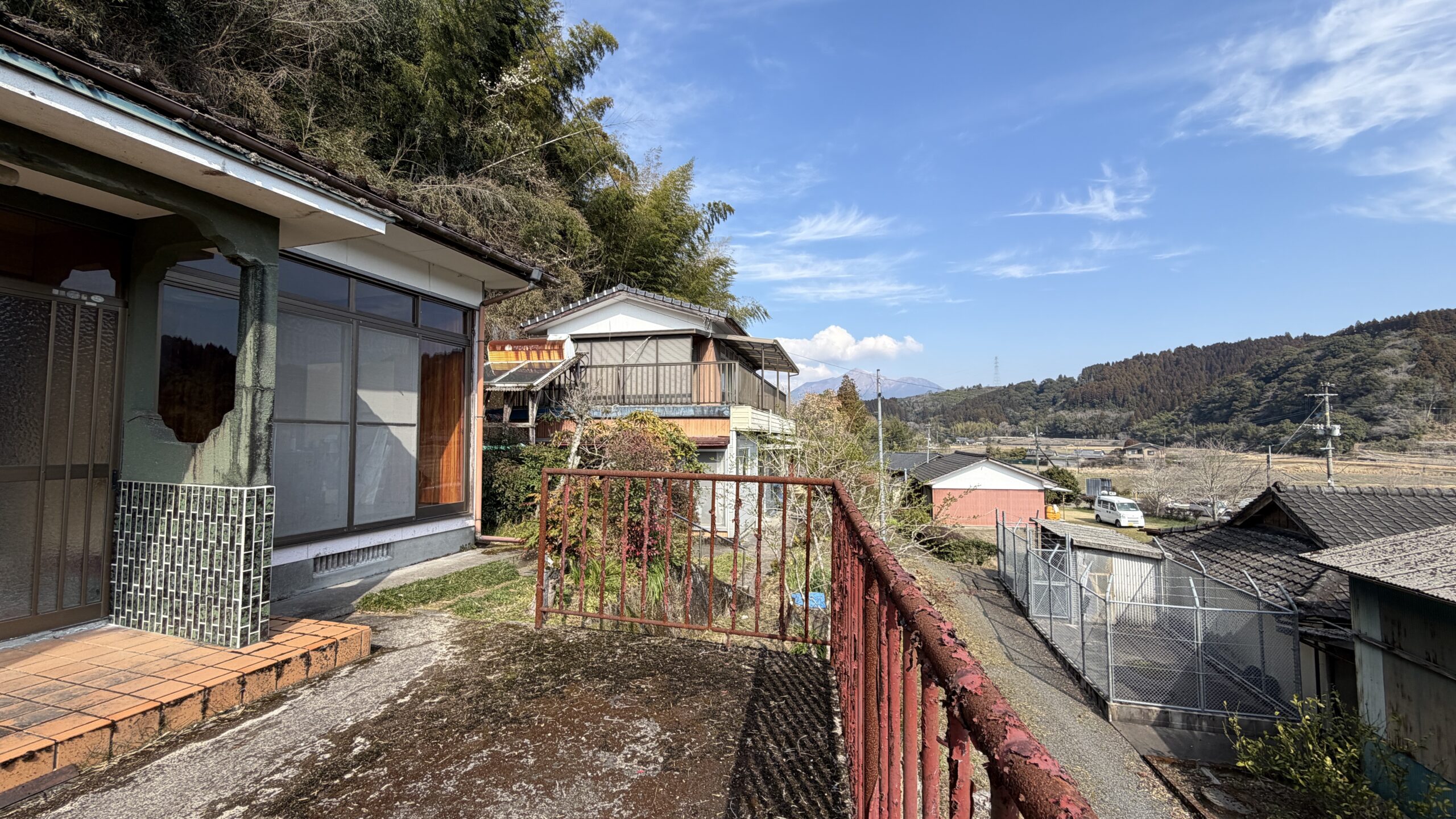 【美川町】坂の上に現れる絶景空き家。霧島を望む1144坪、2棟付き物件を見てきた！