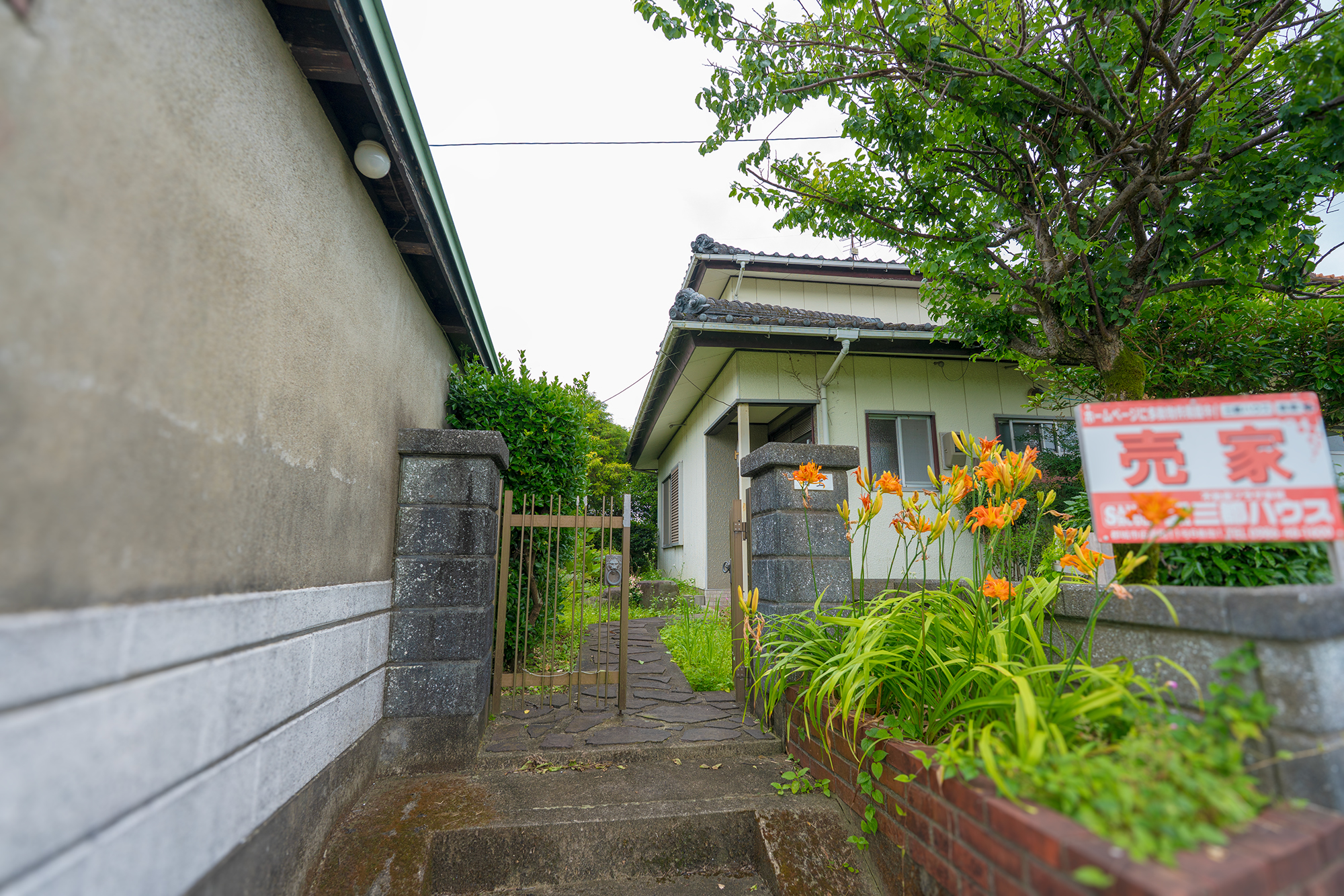 【一万城町】静かな住環境と利便性を両立。自分らしく育てるゆとりの2階建て空き家