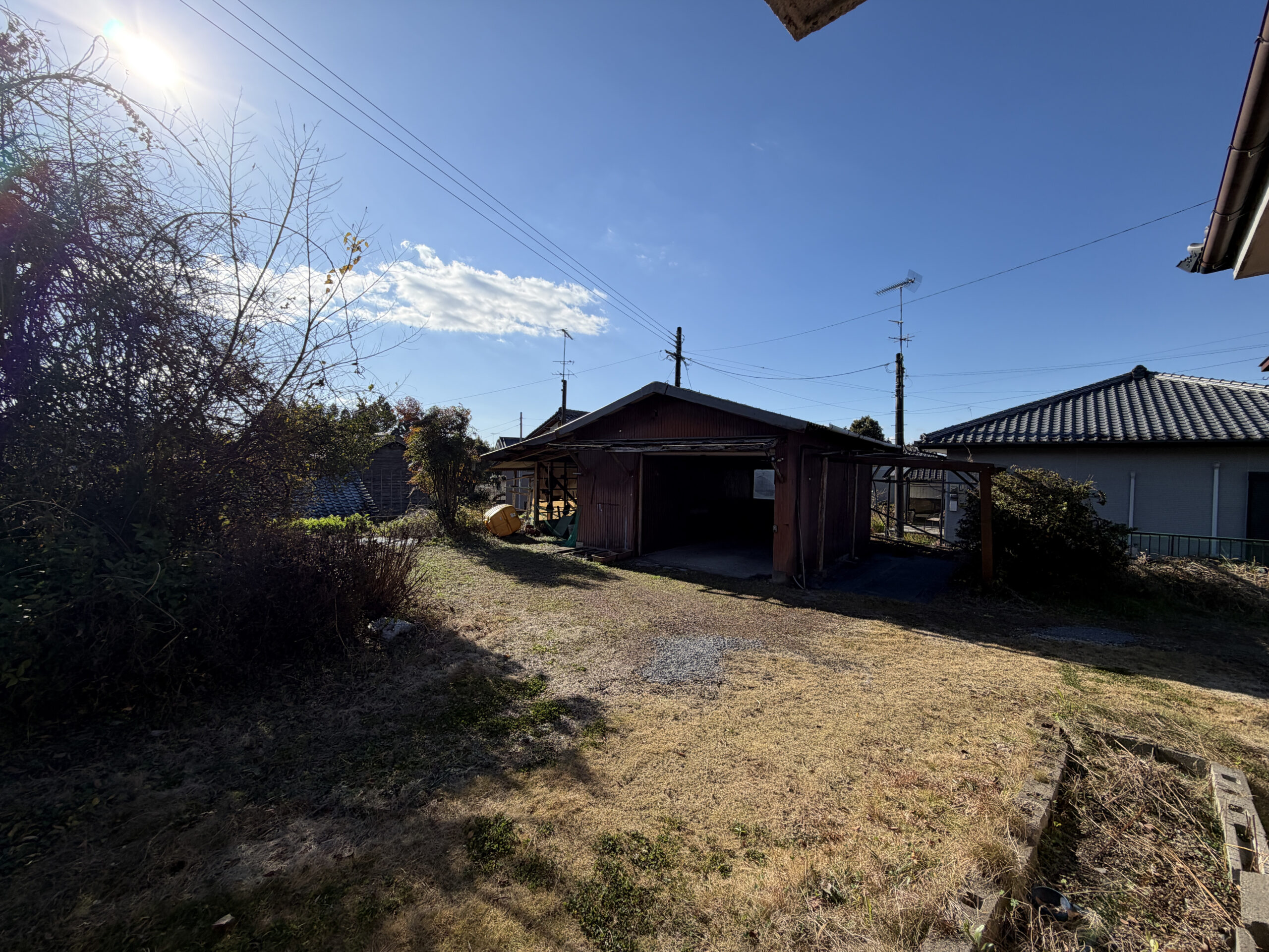 【丸谷町】自然豊かな環境で深呼吸！ゆったり敷地と広い駐車スペースが自慢の家