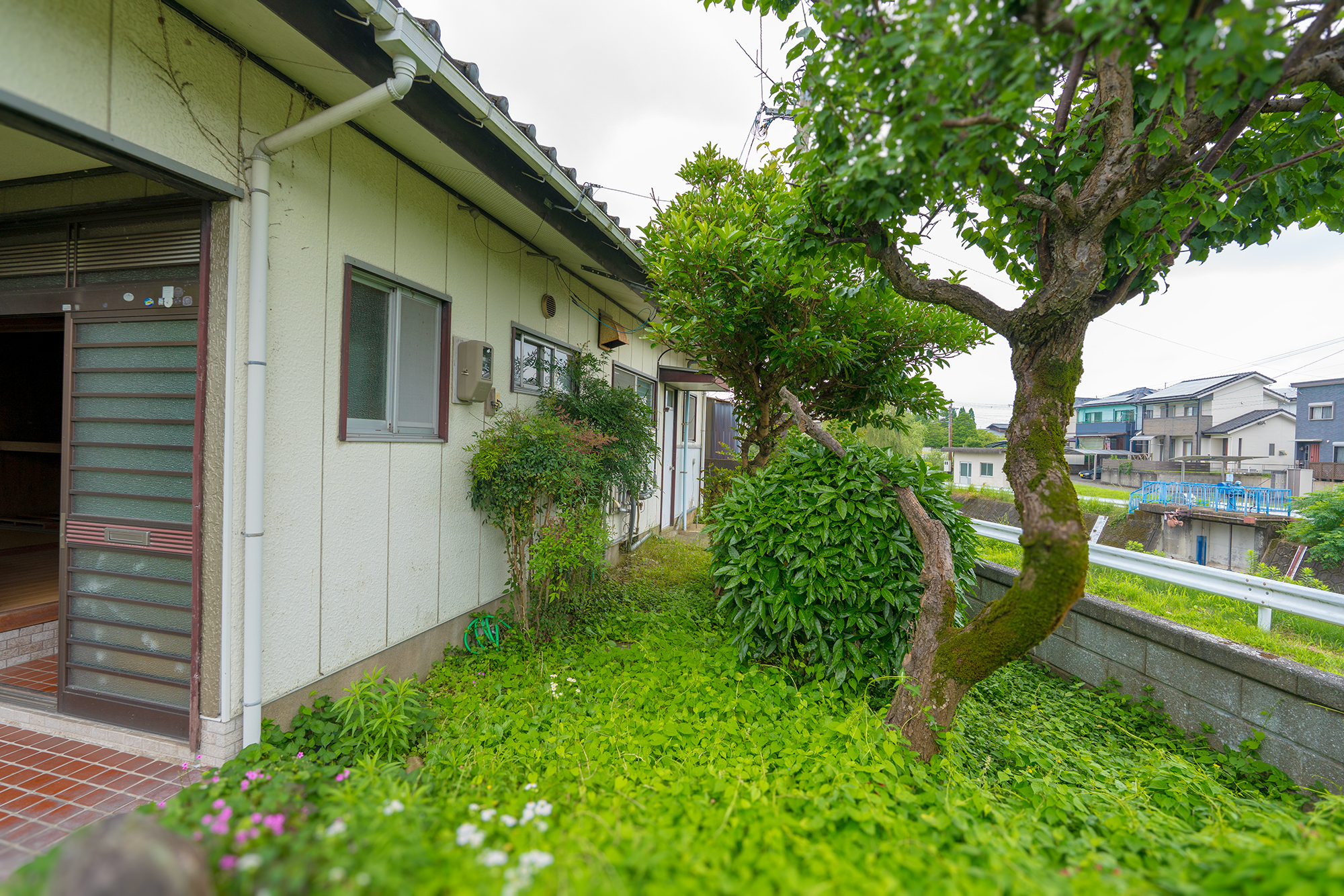 【一万城町】静かな住環境と利便性を両立。自分らしく育てるゆとりの2階建て空き家