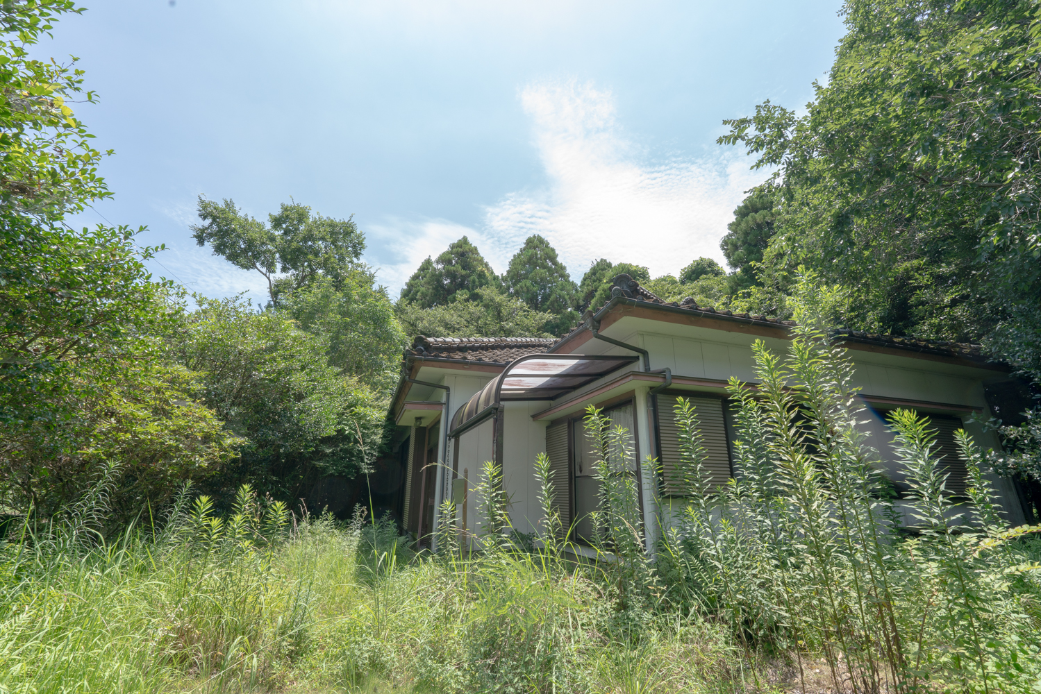 【大字西方】見晴らし良好な高台で暮らす！市の中心街にも近く利便性抜群の快適な家