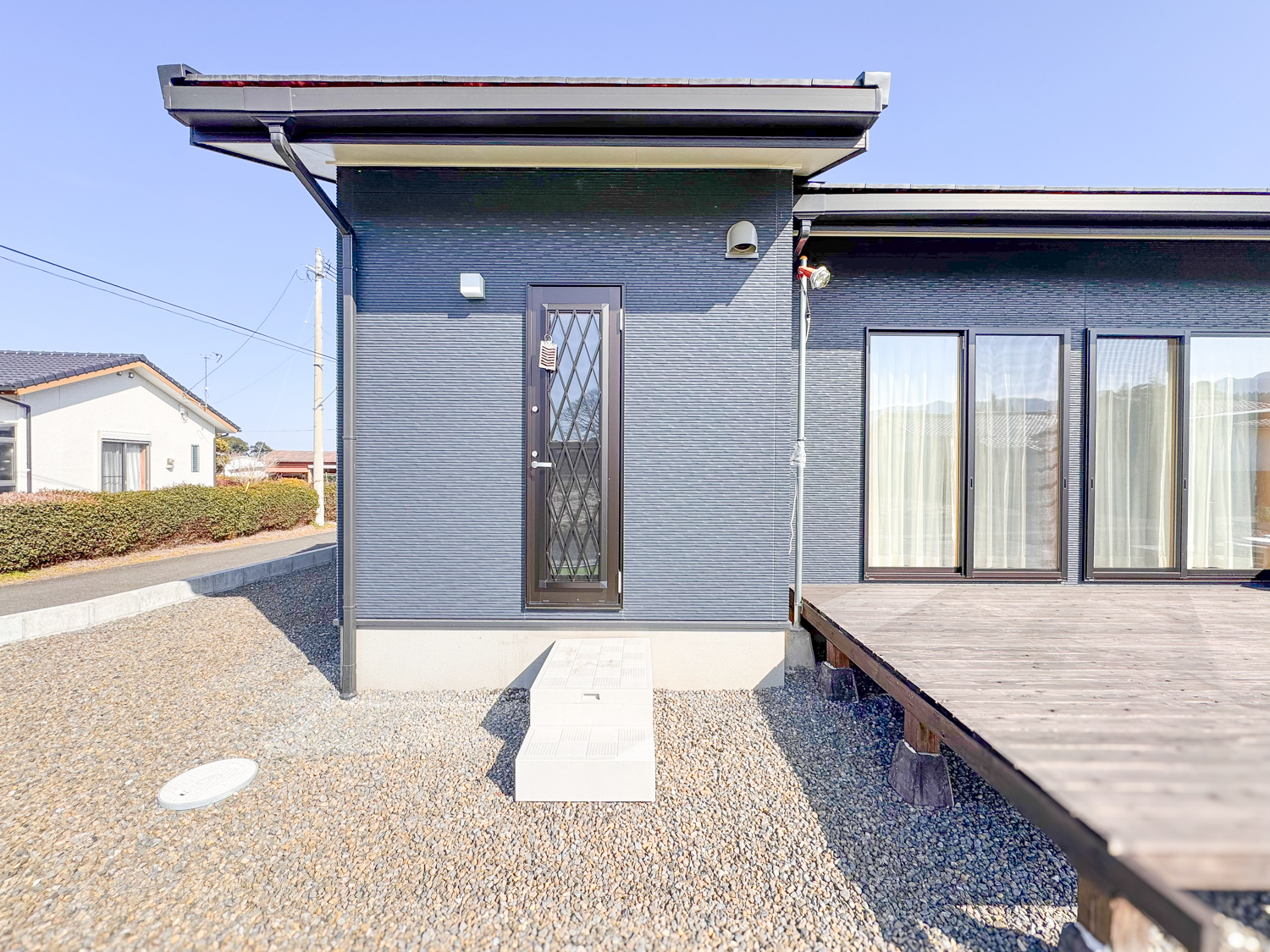【豊光町】築浅の平屋。開放感ある庭とデッキで自由な日常を。