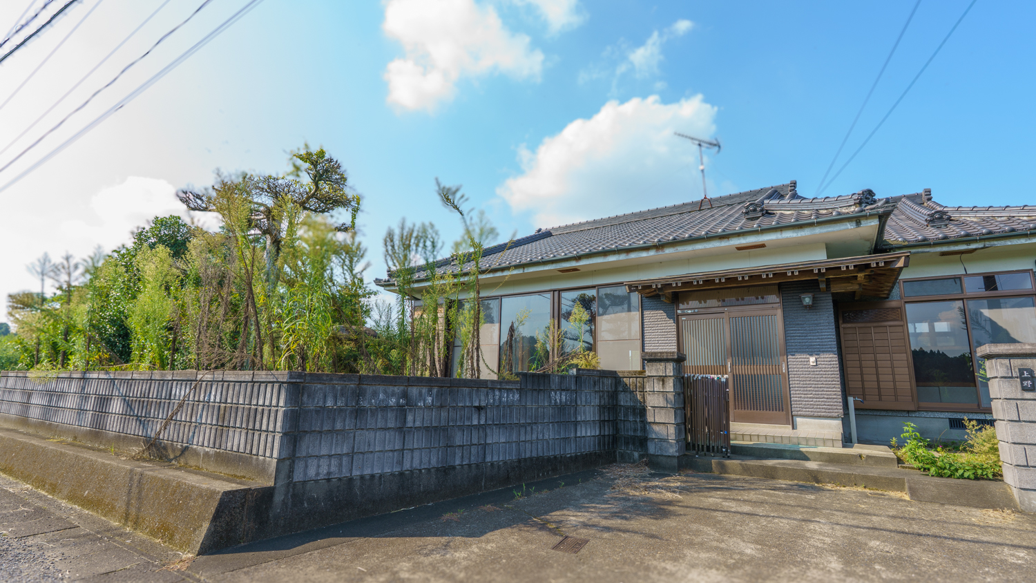 【平塚町】陽だまりの広縁でお茶時間。庭と暮らす151坪の空き家