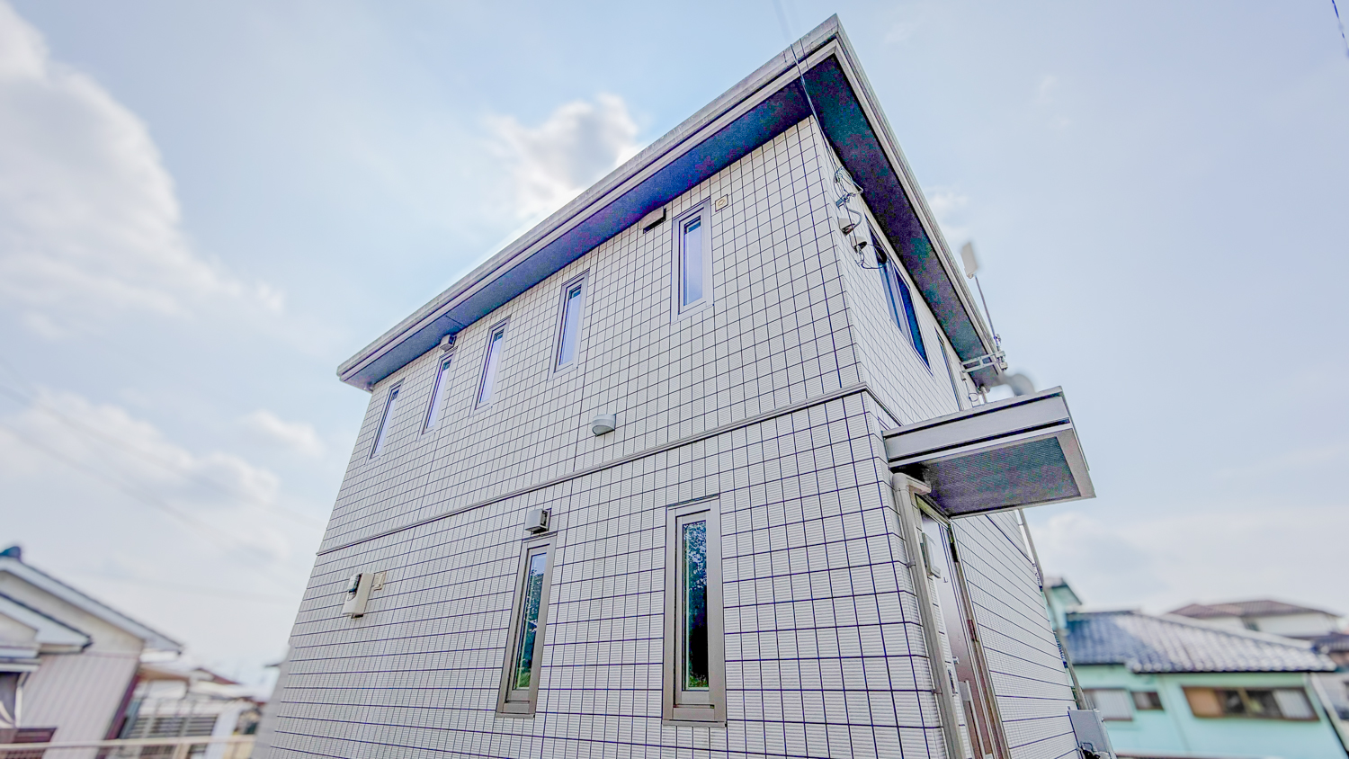 【志比田町】まるで新築の清潔感！光あふれる真っ白な築浅空き家