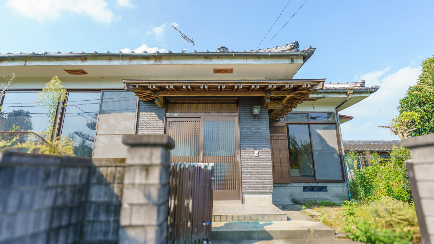 【平塚町】陽だまりの広縁でお茶時間。庭と暮らす151坪の空き家