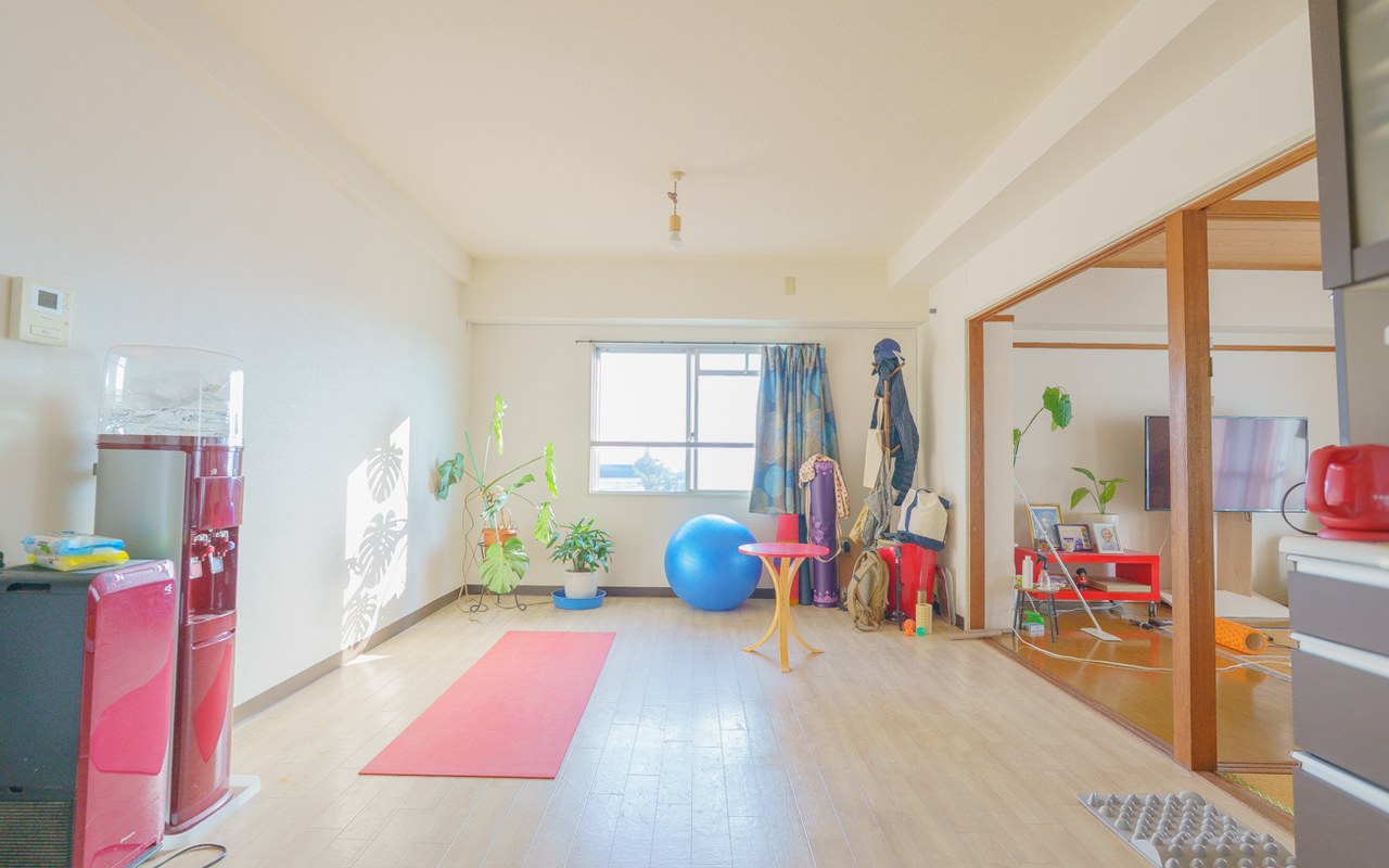 大きな窓から光が入り、ピラティスマットや道具が置かれたRyujiさんの部屋