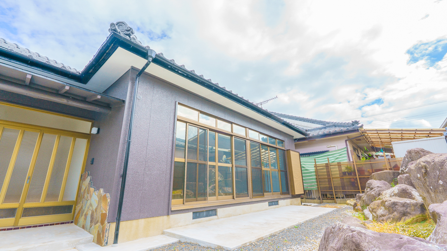 【三股町】窓の向こうに巨大な庭石！室内まるごと最新の平屋