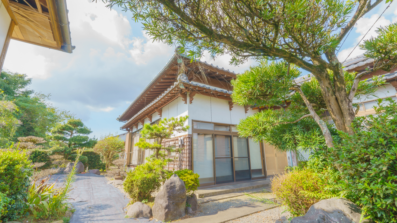 【安久町】高い天井と立派な庭！276坪に佇む平屋の豪邸