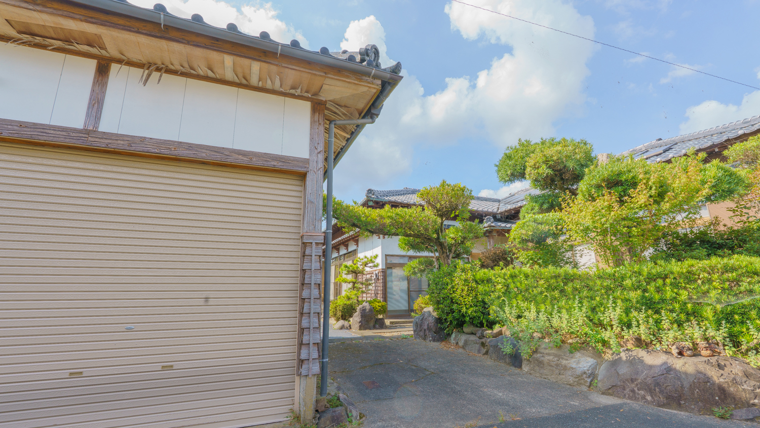【安久町】高い天井と立派な庭！276坪に佇む平屋の豪邸
