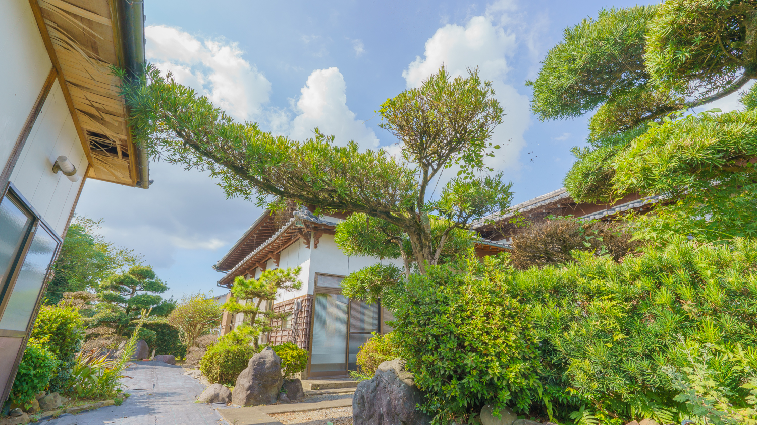 【安久町】高い天井と立派な庭！276坪に佇む平屋の豪邸