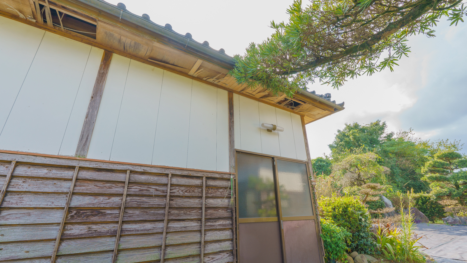 【安久町】高い天井と立派な庭！276坪に佇む平屋の豪邸